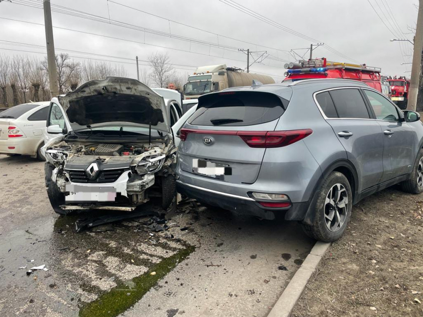 Три человека попали в больницу после массового ДТП под Волгоградом