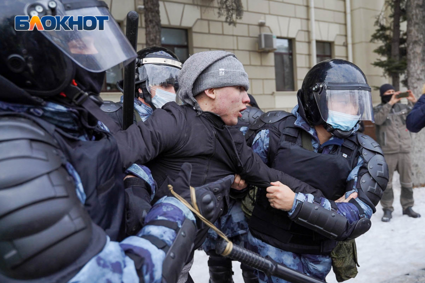 Фото и видео задержаний сторонников Навального в Волгограде
