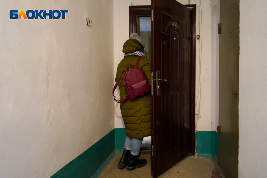 В Волгограде трое пенсионеров с вирусом оказались запертыми в квартире без медпомощи