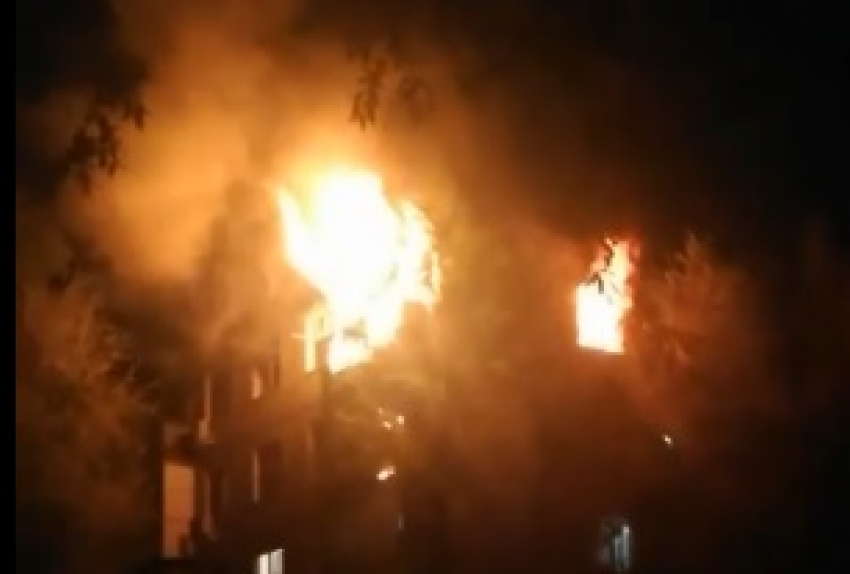 Пожар в пятиэтажке, где погибли двое мужчин, сняли на видео волгоградцы
