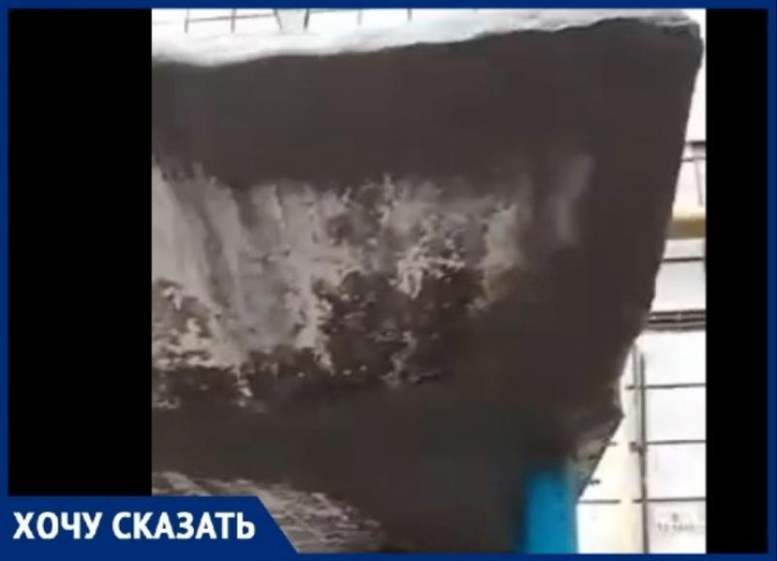 После публикации «Блокнот Волгоград» жильцам отремонтировали разваливающийся козырек у подъезда