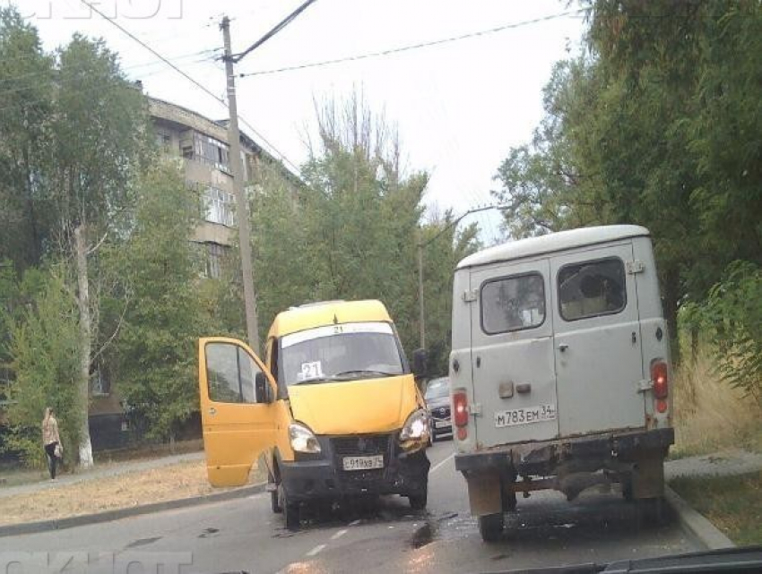 Двое детей и женщина пострадали от удара Subaru с маршруткой в Волжском