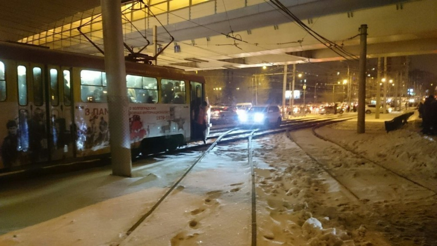  Водители сняли на видео внедорожник, застрявший на трамвайных путях в Волгограде