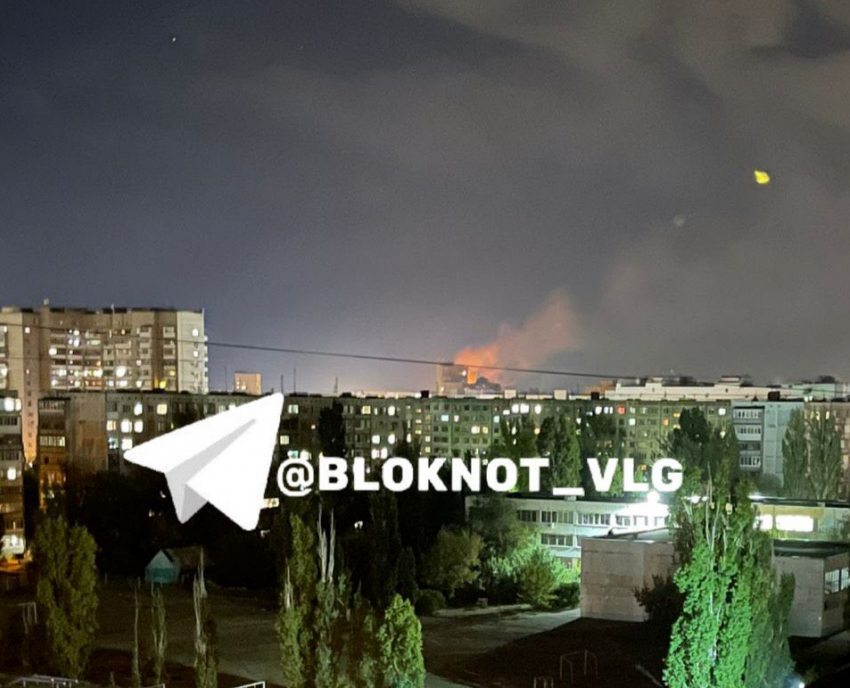 "Срочно закрывайте окна!": заброшенный дом охватило огнем в Волгограде 