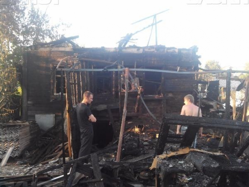 Семья из Волжского с двумя детьми просит о помощи, оставшись без дома после крупного пожара