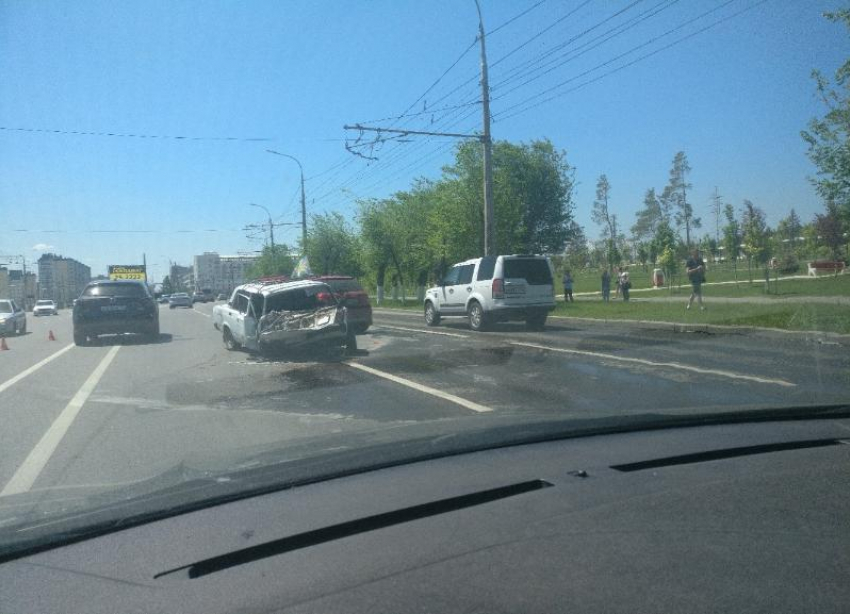  Пограничник ФСБ на ВАЗе попал в аварию напротив Центрального стадиона в Волгограде
