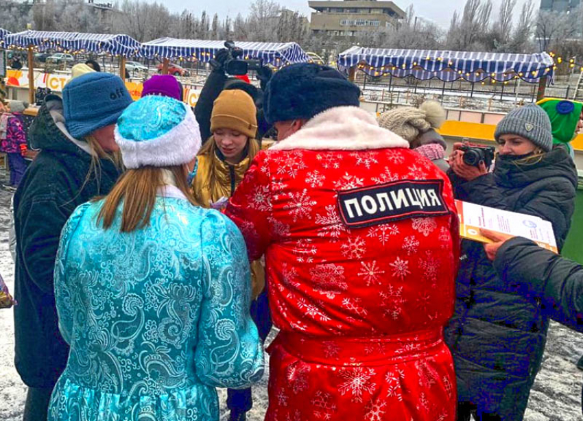 Полицейский Дед Мороз и Снегурочка порадовали сегодня волгоградских детей