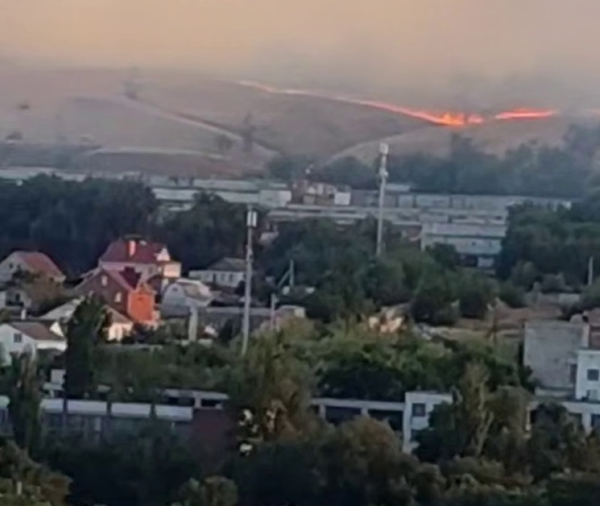 Жуткими кадрами пожара в Чапурниковской балке делятся волгоградцы