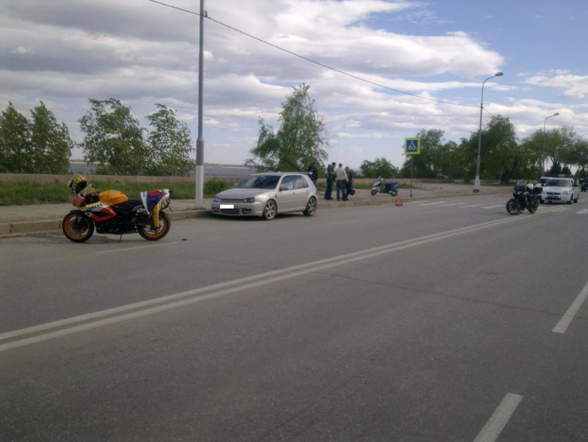В Волгограде в ДТП двух мотоциклов и Volkswagen пострадала женщина