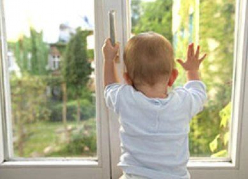В Волжском полуторагодовалая девочка выпала с 4 этажа