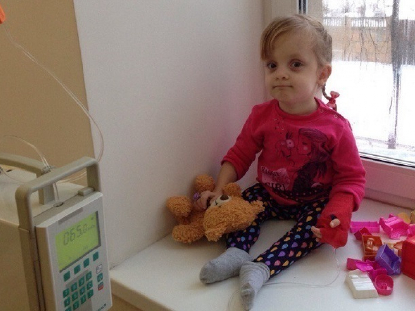 Трехлетняя малышка из Волгограда пережила 15 переломов из-за болезни «хрустального человека»