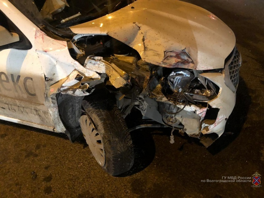 "Яндекс.Такси» врезалось в столб в Волгограде: пассажир погиб на месте