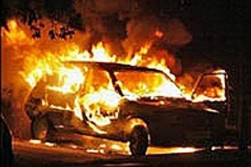 На севере Волгограда вновь сожгли легковушку