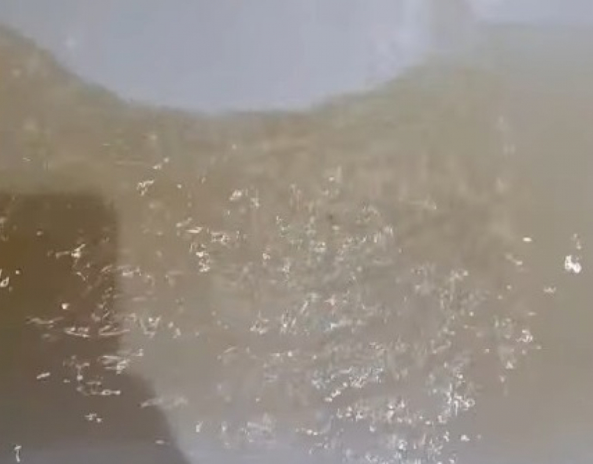 Воду цвета песка из-под крана сняла на видео волгоградка