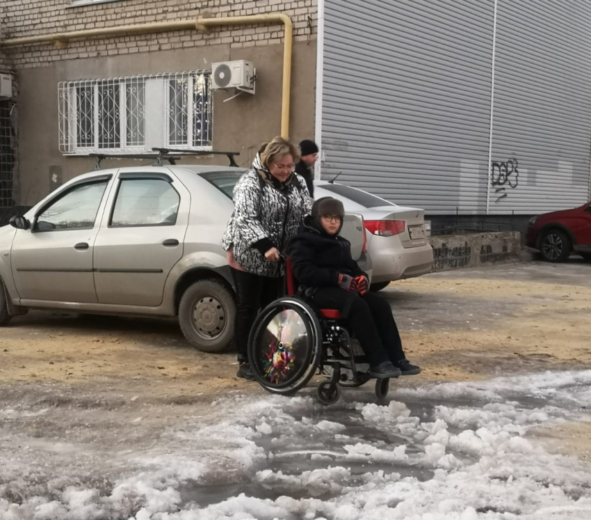 11-летний волгоградец с ДЦП показал дорогу до школы по ледяной наледи затопленного двора