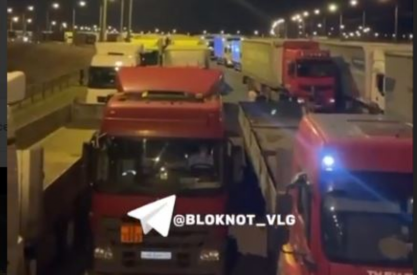 Фуры заблокировали ночью  въезд в Волгоград 