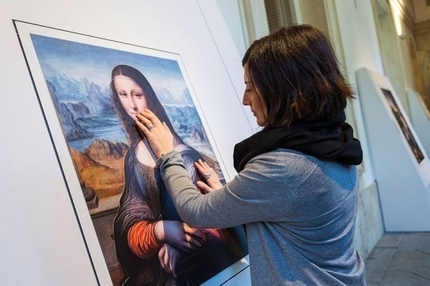 Организаторы уникальной выставки в Волгограде просят посетителей потрогать их картины
