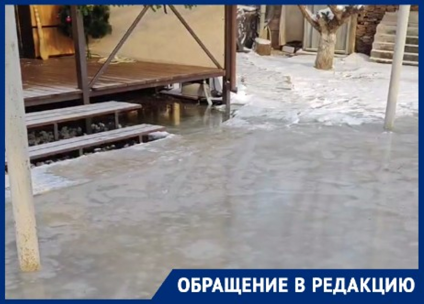 Коммунальный прорыв превратил в бассейн участок волгоградца – видео