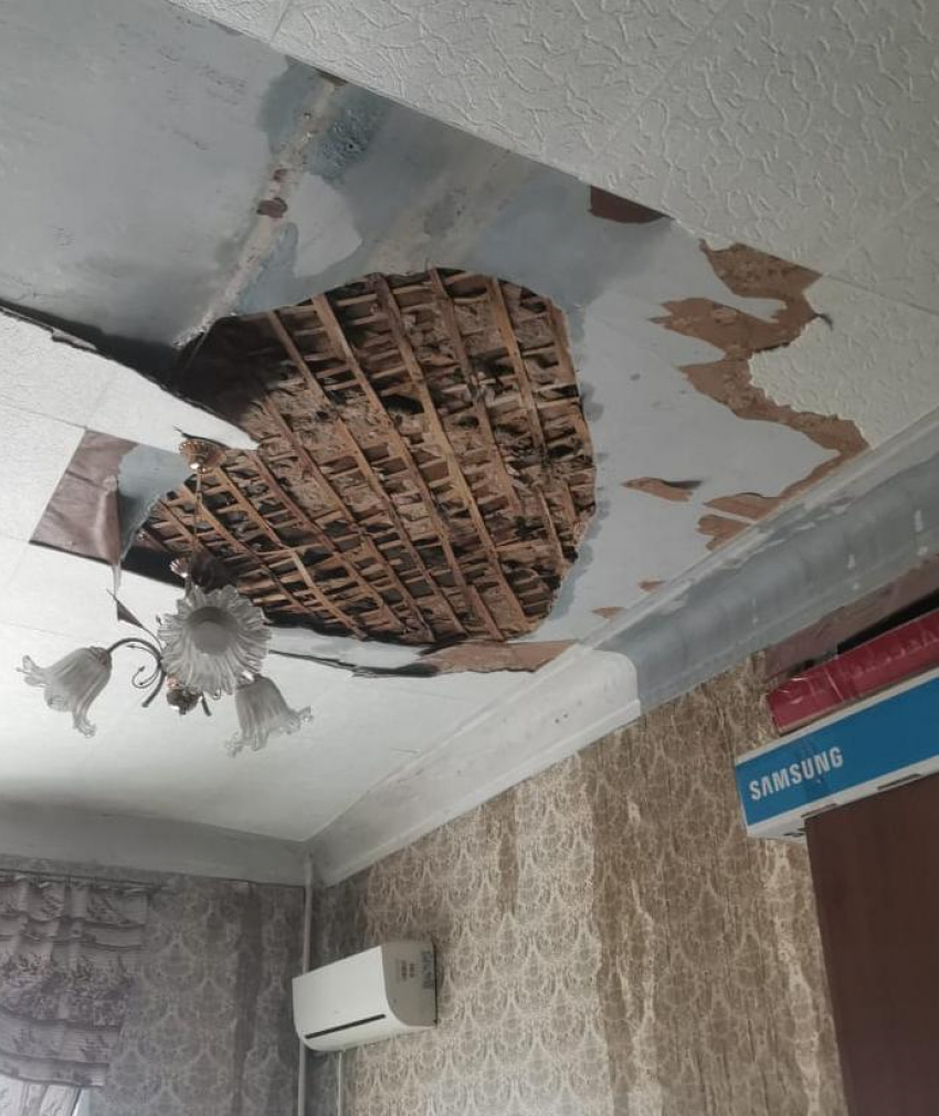 Потолок рухнул в трехэтажном доме в Волгограде