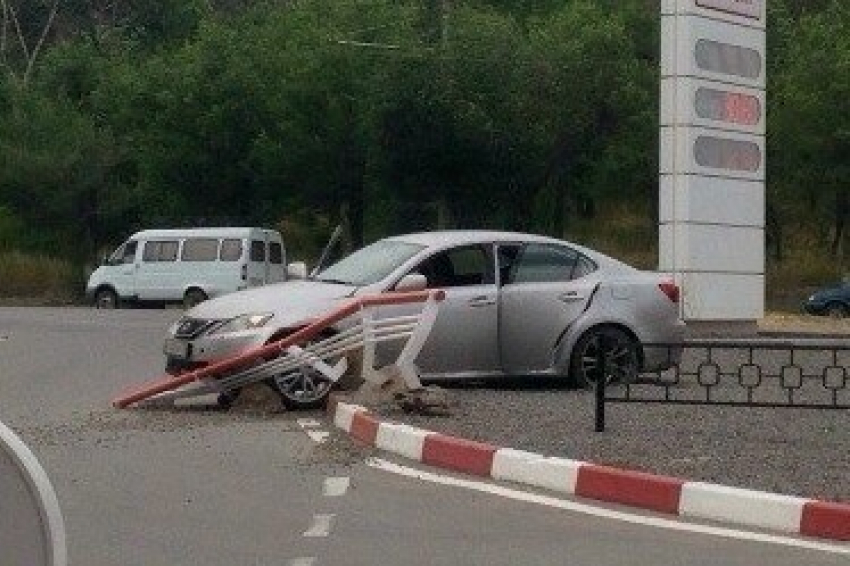 В Волгограде водитель-неумеха снес ограду АЗС