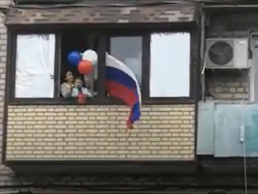 Акцию «Поём всем двором» сняли на видео жители волгоградской Дубовки