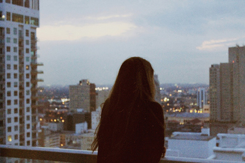 На юге Волгограда 34-летняя домохозяйка погибла после падения с 4-го этажа 