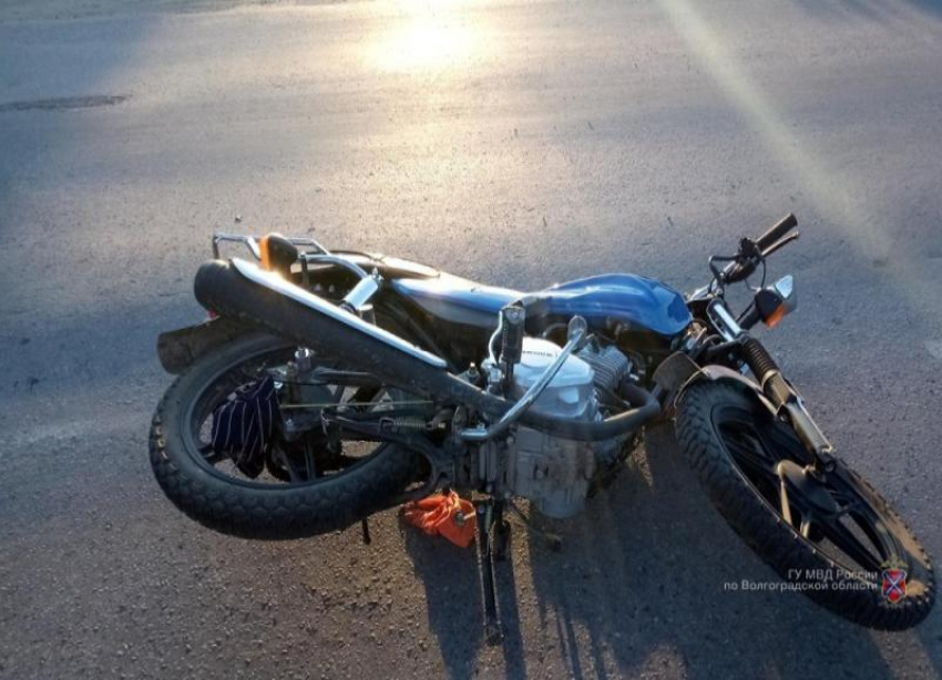 Мотоцикл с 12-летней пассажиркой влетел под Lada в Волгоградской области 