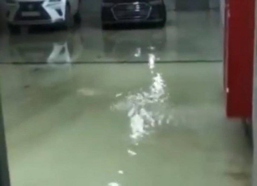 «Затопило по щиколотку»: в «Волгоград-Сити» произошел сильный потоп