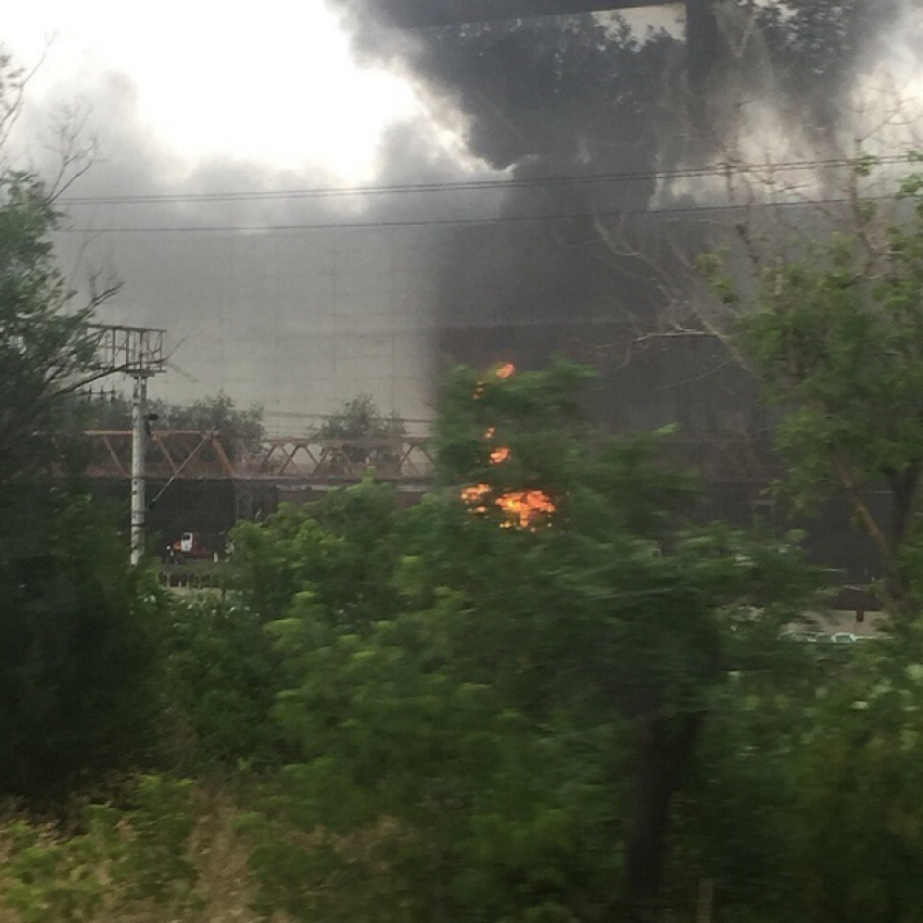 В Волгограде горит завод «Красный Октябрь»