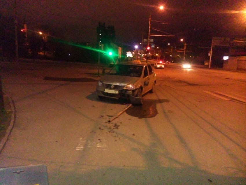 В Волгограде 19-летняя девушка попала под колеса Renault