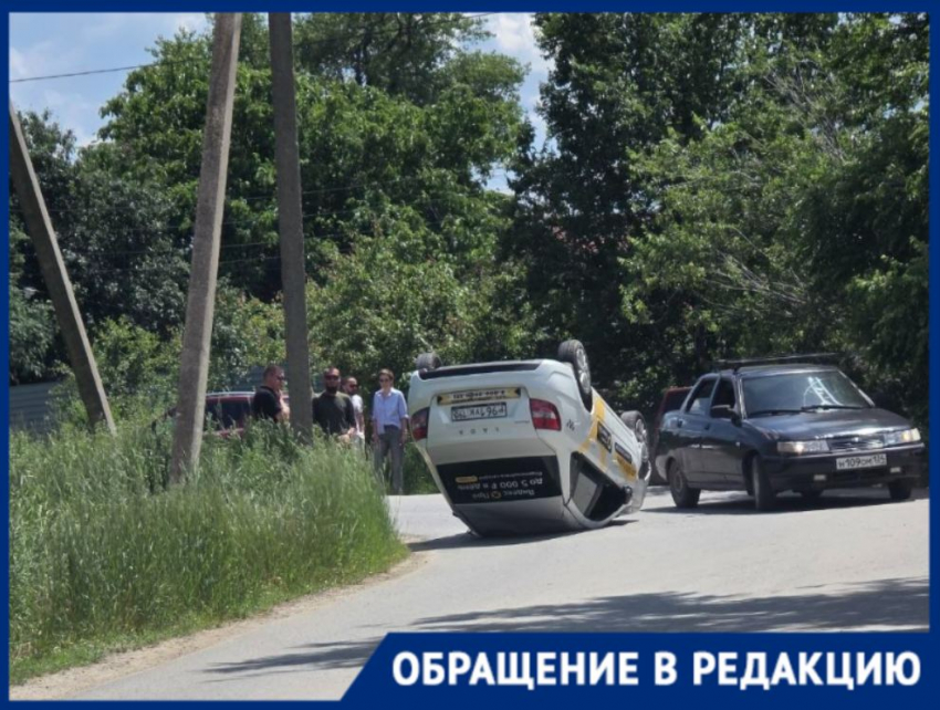 Эпичное ДТП с кувырком довело до белого каления оставленных без тротуара пешеходов