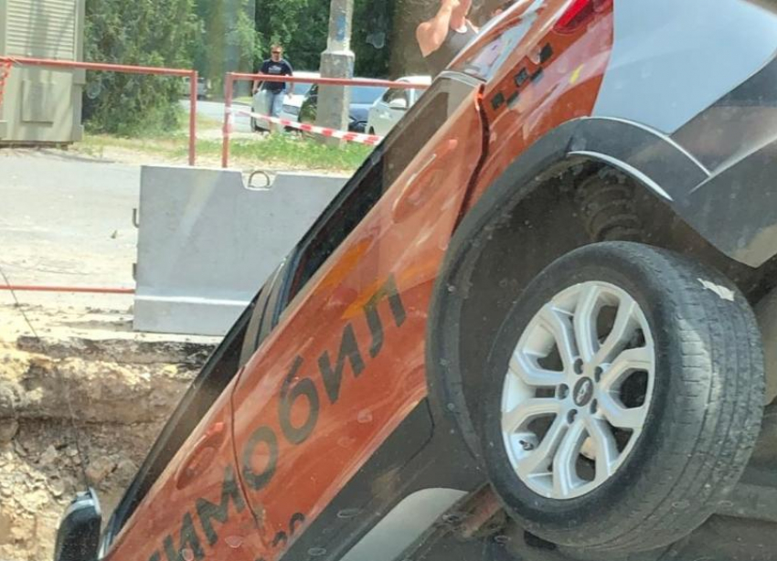 Такси «Ситимобил» улетело под землю в разрытую коммунальщиками яму в Волгограде