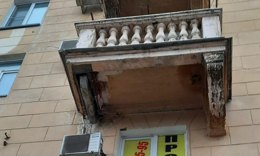 На улице Мира в Волгограде рухнул балкон