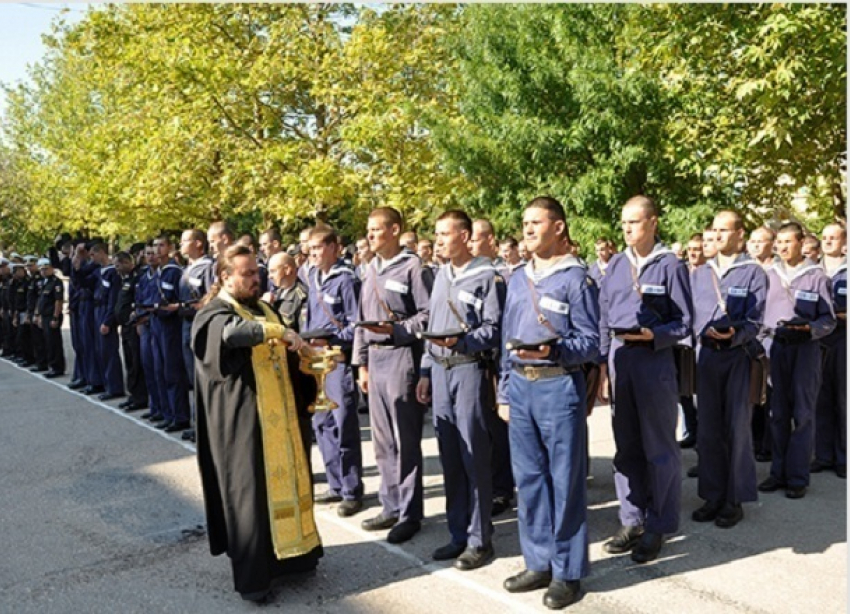В Волгограде на Мамаевом кургане приняли присягу 300 железнодорожников