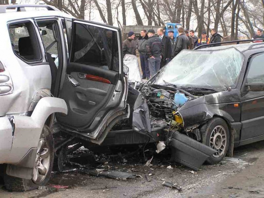 В результате крупного ДТП госпитализированы три человека