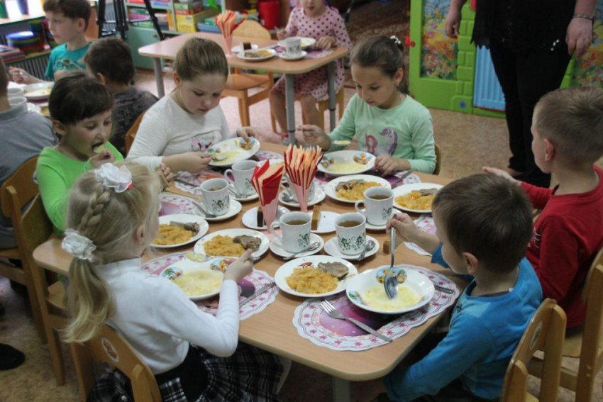 Каша вязкая и жидкая: чем в 2021 году накормят волгоградских детсадовцев на миллиард рублей