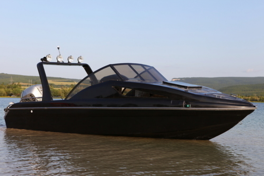 Сторож рыбстана угнал катер ради возлюбленной под Волгоградом