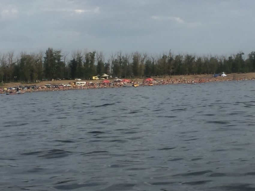 Жителей Волгограда 40-градусная жара «выгнала» на пляж