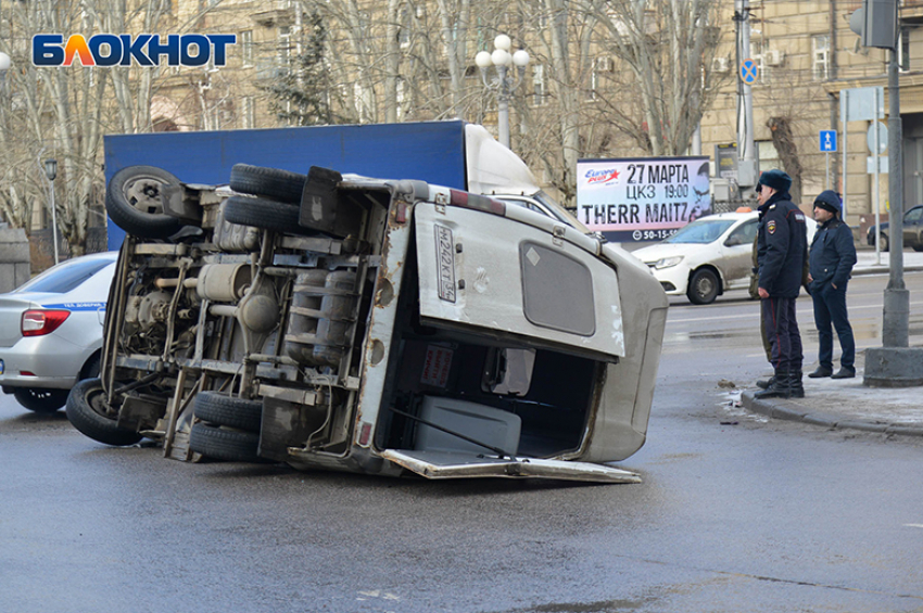 В центре Волгограда  Kia Rio перевернул маршрутку с пассажирами