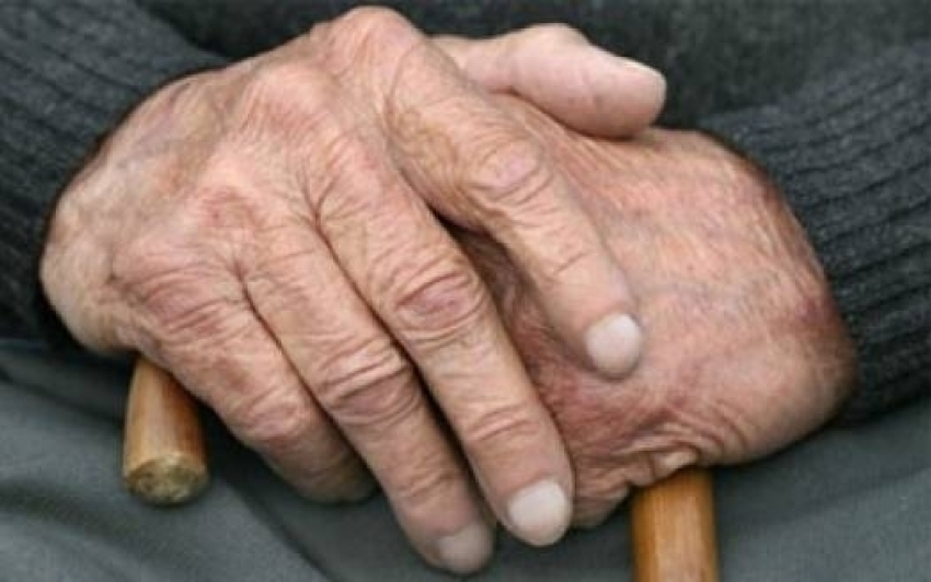 100-летний пенсионер погиб при падении с пятого этажа в Волжском