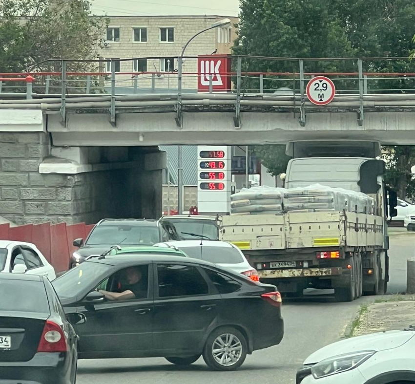 Грузовик застрял под мостом: видео утренней пробки в Волгограде 