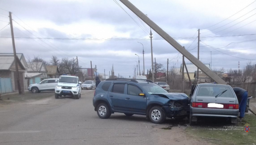 Под Волгоградом «четырнадцатая» влетела в столб после столкновения с Renault: двое пострадали