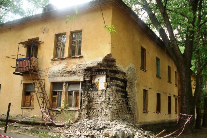 Жители сотен домов в Волгоградской области проживают в своих квартирах с риском для жизни 