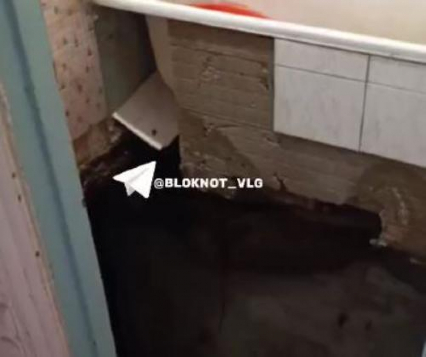 Пол в ванной обрушился в волгоградской квартире во время капремонта