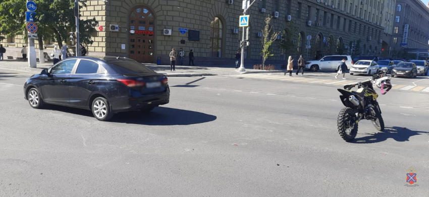 Нелепое ДТП с байкером приключилось в центре Волгограда – видео 