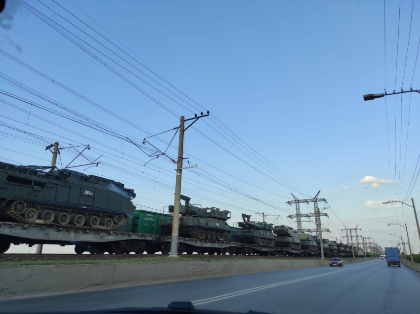 Минобороны РФ перебрасывает через Волгоград танки и бронетехнику