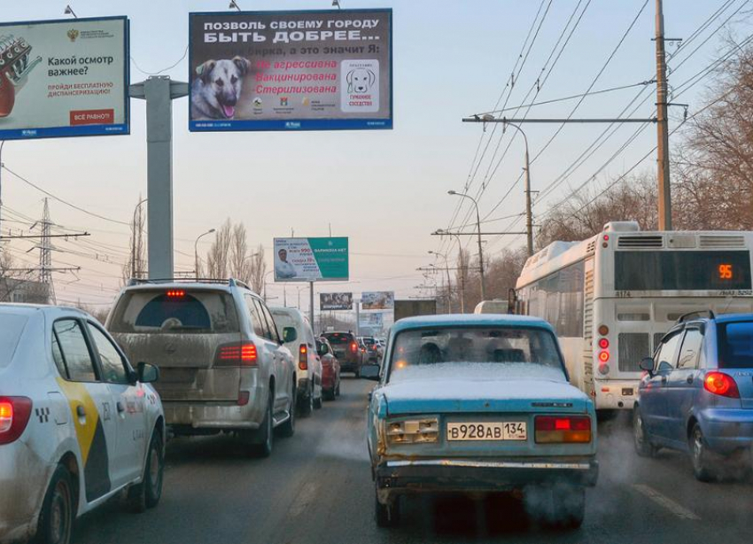 "Водителей и кондукторов пообещали лишить премий за отсутствие праздничных колпаков Санта Клаусов", -  волгоградец