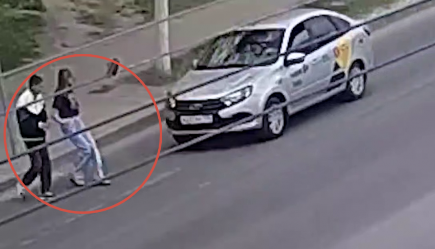 Парень с девушкой «нырнули» на дорогу перед несущимся авто: шок-ДТП в Волгограде попало на видео
