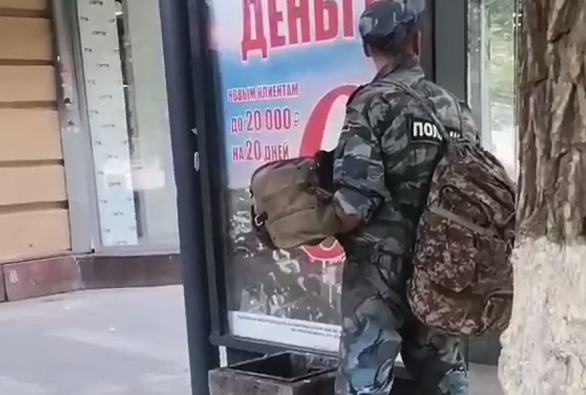 Мужчина в полицейской форме справил нужду в центре Волгограда - видео 