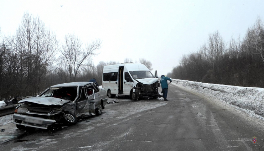 Пять человек пострадали сегодня в ДТП «пятнадцатой» и «Газели» в Жирновском районе